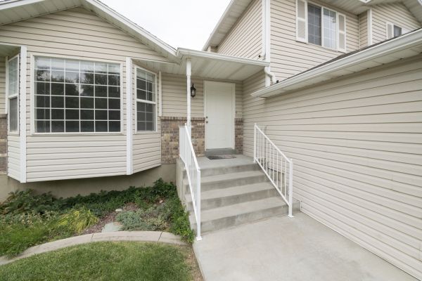 Cost of White Vinyl Siding Replacement in Evergreen